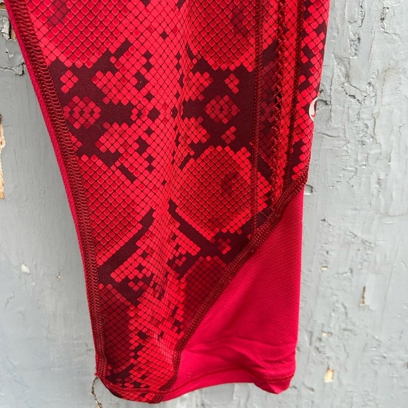 Lululemon Vent It Out Crop, size 6 - Picture 9 of 13